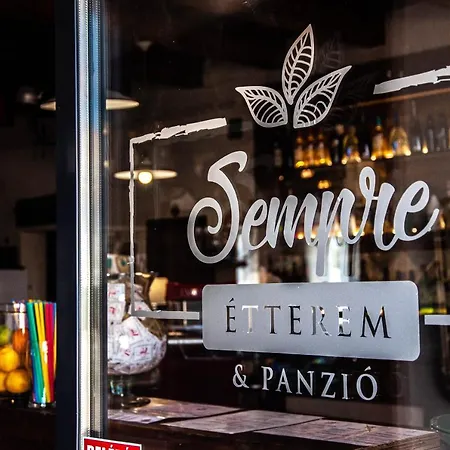 فندق مبيت وإفطار Sempre Etterem Es Panzio *
