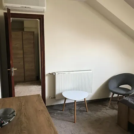 Sempre Etterem Es Panzio Oda ve Kahvaltı İstolni Belgrad