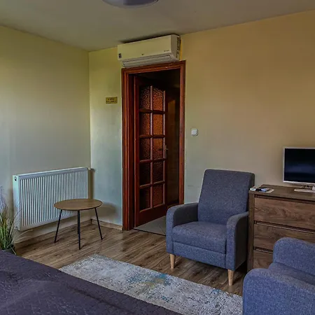 فندق مبيت وإفطار Sempre Etterem Es Panzio 3*