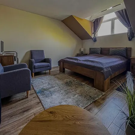 Sempre Etterem Es Panzio فندق مبيت وإفطار Székesfehérvár