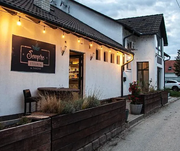 Sempre Etterem Es Panzio לינה וארוחת בוקר