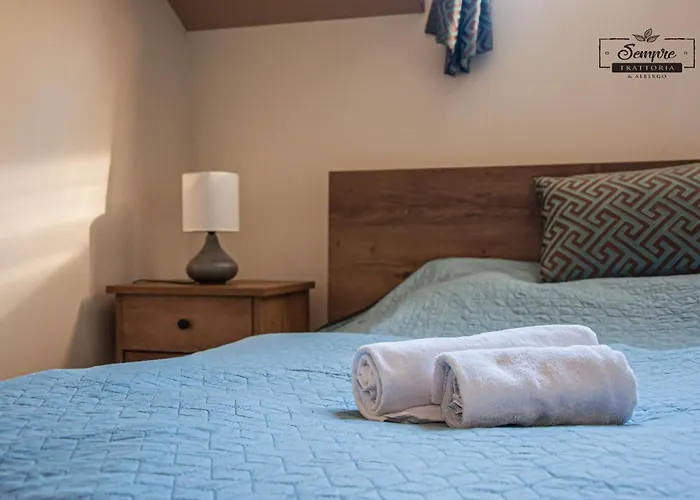 Sempre Etterem Es Panzio לינה וארוחת בוקר 3*