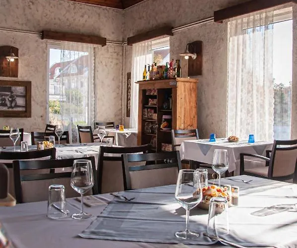 לינה וארוחת בוקר Sempre Etterem Es Panzio