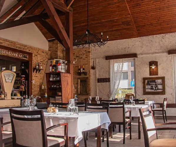 Bed & Breakfast Sempre Etterem Es Panzio 3*