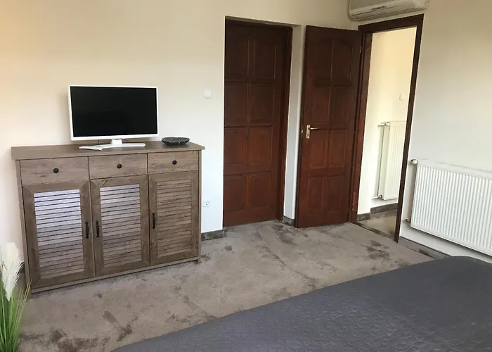 לינה וארוחת בוקר Sempre Etterem Es Panzio Székesfehérvár