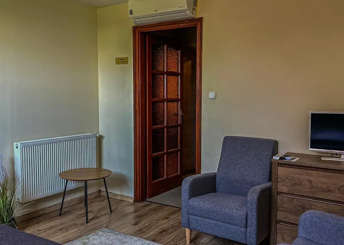 לינה וארוחת בוקר Sempre Etterem Es Panzio 3*