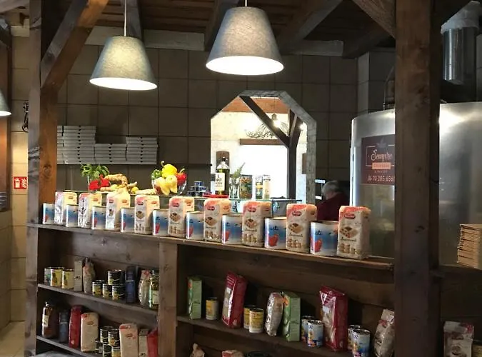 לינה וארוחת בוקר Sempre Etterem Es Panzio